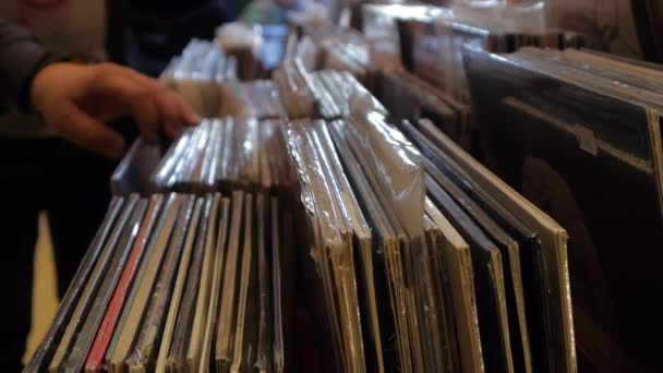 Sammlung von Schallplatten — Stockvideo