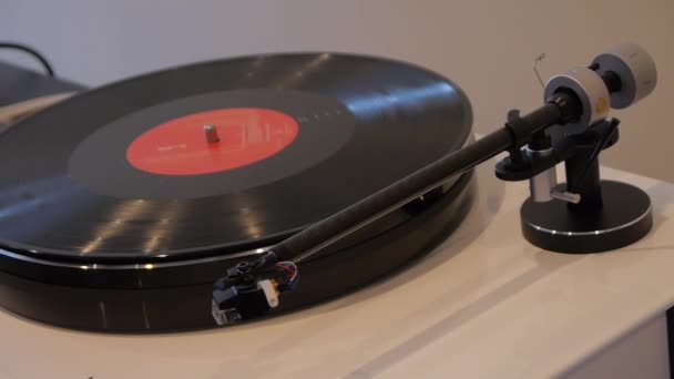 Klassisk stereo skivspelare spelare med musikaliska vinylskiva. — Stockvideo