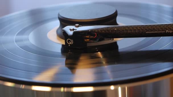 Audiophile Hifi skivspelare spelare med musikaliska vinylskiva. — Stockvideo