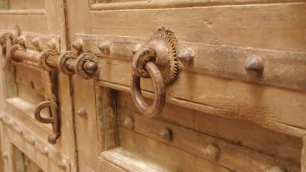 Старая дверь с ржавой защелкой . — стоковое видео