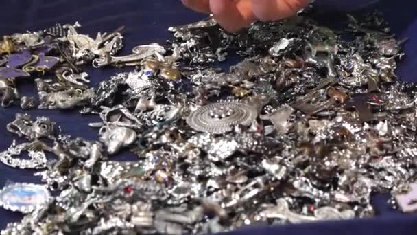 Diverse zilveren sieraden. Sieraden en decoratieve metalen gespen. — Stockvideo