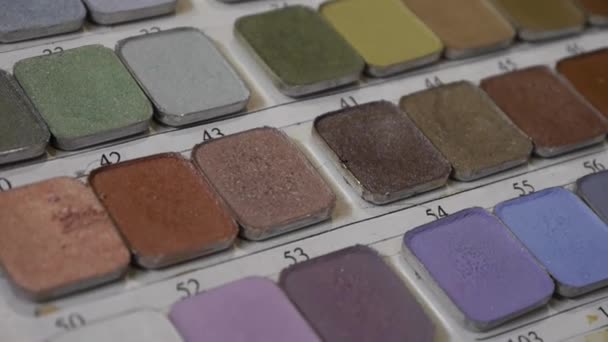 A paleta de sombras coloridas de maquilagem — Vídeo de Stock