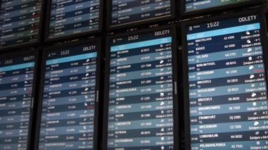 Havaalanı gidiş kurulu - uçuş programı ekranları