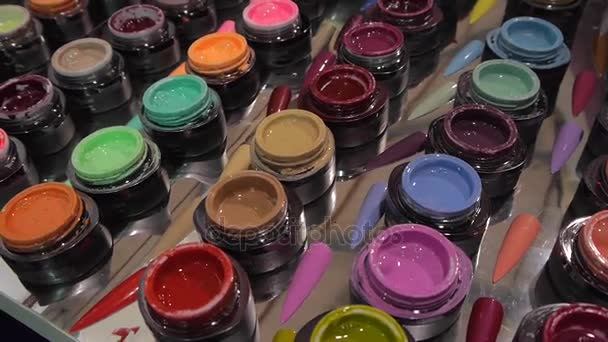 Filas de muestras coloridas de esmalte de uñas. Primer plano. Profundidad superficial del campo — Vídeo de stock