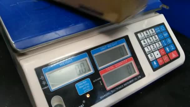 Elektronische Waagen. Bestimmung des Gewichts des Postpakets. — Stockvideo