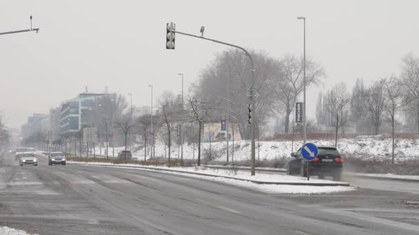 Kollektivtrafiken i vinter. Försiktig körning på en isig väg. — Stockvideo