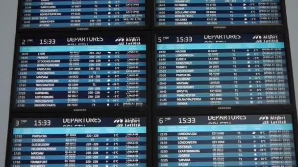 Embarque partidas do aeroporto telas de cronograma de voo — Vídeo de Stock