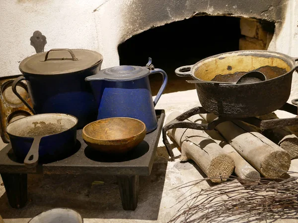 Древняя кухня с открытым камином. Старомодная черная кухня — стоковое фото