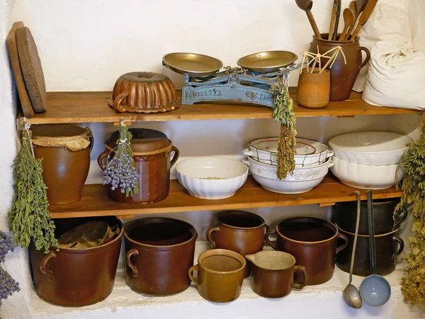Старые кухонные принадлежности, кружки, миски, кухонные весы, деревянные ложки — стоковое фото