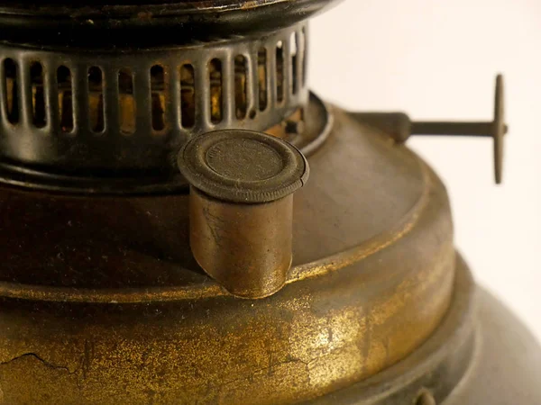 Una vieja lámpara de queroseno oxidado. Detalles de primer plano . — Foto de Stock