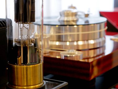 Ön planda elektrik süpürgesi amplifikatörü var. Arka planda Audiophile Hifi döner tablosu. Yakın çekim görünümü.