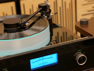 Vinil plaklı işitsel bir pikap. Hifi lüks ses sistemi için Retro analog ses donanımı. Müziği kaliteli vintage turntable 'larla dinleyin..