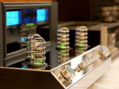 Audiyofiller ve müzik dinleyicileri için krom kaplı Hifi lamba yükselticisi.