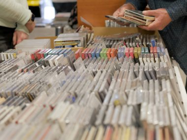 Müzik dükkanında CD müzik seçimi.