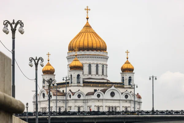 Собору Христа Спасителя і Patriarshy міст — стокове фото