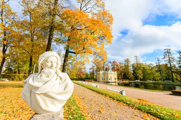 세인트 피터 스 버그, 러시아-10 월 14 일, 2016: 여름 정원, 이탈리아 조각가 Baratta 동상 — 스톡 사진