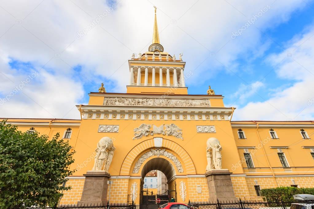 проходя по левой стороне улицы около адмиралтейства. проходя по левой стороне улицы около адмиралтейства. сквер у адмиралтейства в санкт-петербурге. проходя по левой стороне улицы около адмиралтейства. фронтоны портиков адмиралтейство.