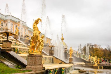 Grand Peterhof Palace, Grand Cascade ve Samson çeşme. Peterhof Palace Unesco Dünya Mirası listesinde yer. Saint Petersburg