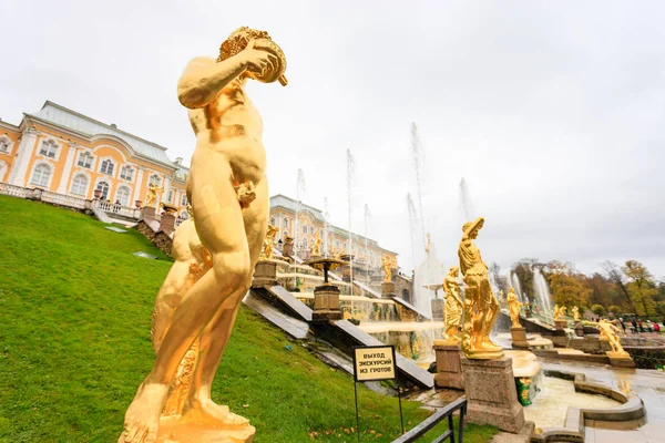 Wielki Pałac Peterhof, Wielka Kaskada i fontanna Samsona. Pałacu Peterhof włączonych zostało wpisane na listę światowego dziedzictwa UNESCO. Sankt Petersburg — Zdjęcie stockowe