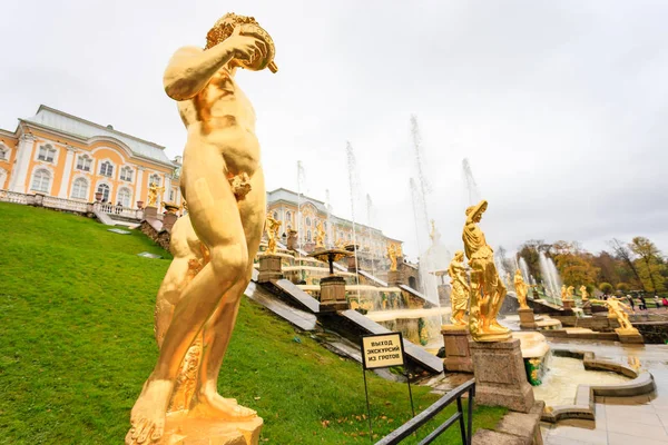 Wielki Pałac Peterhof, Wielka Kaskada i fontanna Samsona. Pałacu Peterhof włączonych zostało wpisane na listę światowego dziedzictwa UNESCO. Sankt Petersburg — Zdjęcie stockowe