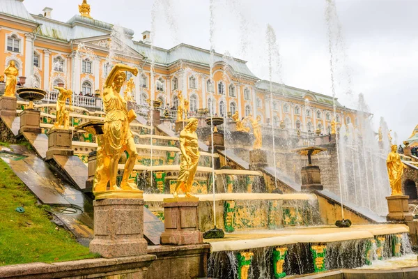 Grand Peterhof Palace, Grand Cascade ve Samson çeşme. Peterhof Palace Unesco Dünya Mirası listesinde yer. Saint Petersburg