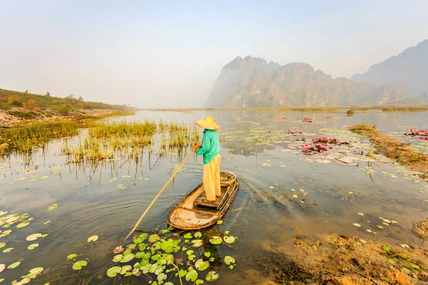 Люди с маленькой лодкой на пруду Ван Лонг, провинция Нин Бинь, Вьетнам — стоковое фото