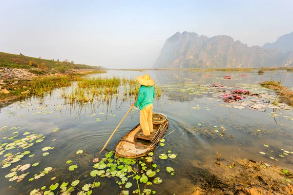 Ludzie z małych łodzi na Van długi staw, prowincji Ninh Binh, Wietnam — Zdjęcie stockowe