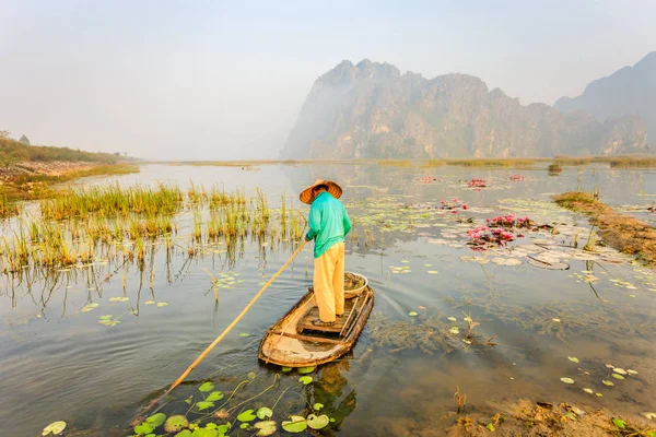 Ludzie z małych łodzi na Van długi staw, prowincji Ninh Binh, Wietnam — Zdjęcie stockowe