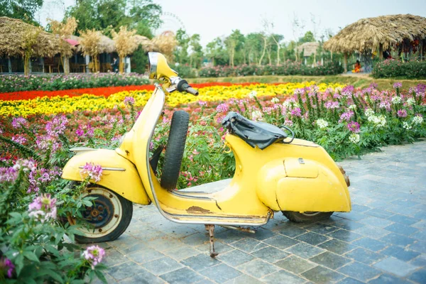 Vieille moto dans le jardin à Hanoi, Vietnam — Photo