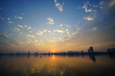 Günbatımı Batı Gölü (ho Tay)