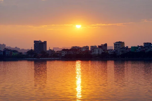 Pôr do sol no lago oeste (ho Tay ) — Fotografia de Stock