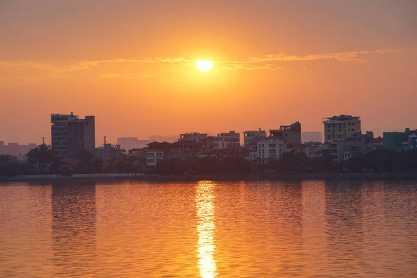 Pôr do sol no lago oeste (ho Tay ) — Fotografia de Stock