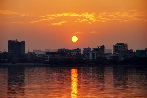 Solnedgång på West lake (ho Tay) — Stockfoto