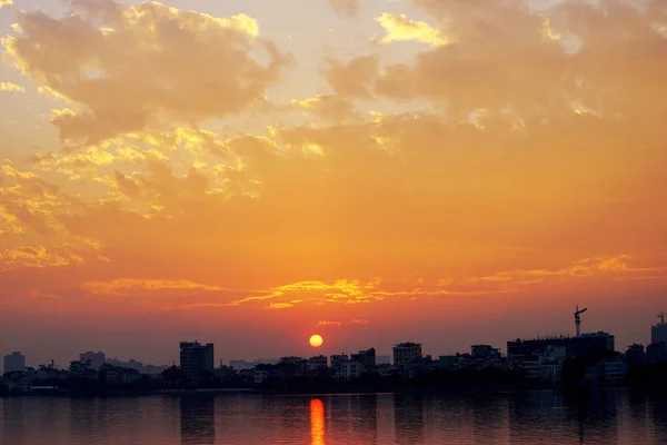 Zonsondergang op de West lake (ho Tay) — Stockfoto