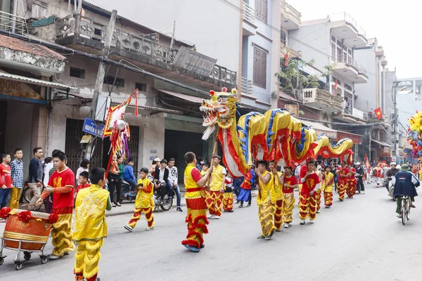 Cada año, en el cuarto día del primer mes lunar, el pueblo de Dong Ky celebra un festival de petardos el 30 de enero de 2017. — Foto de Stock