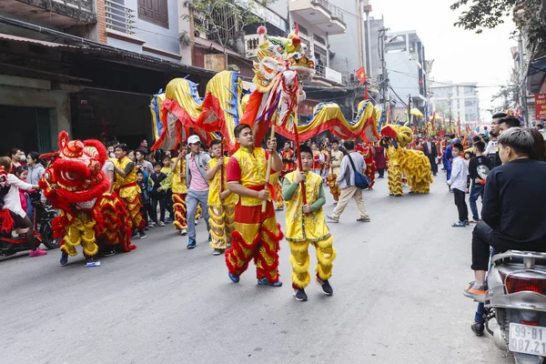 Cada año, en el cuarto día del primer mes lunar, el pueblo de Dong Ky celebra un festival de petardos el 30 de enero de 2017. — Foto de Stock