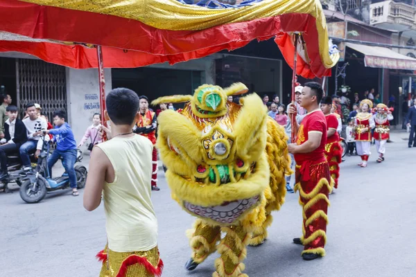 Cada año, en el cuarto día del primer mes lunar, el pueblo de Dong Ky celebra un festival de petardos el 30 de enero de 2017. — Foto de Stock