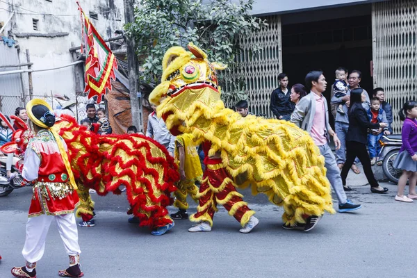 Cada año, en el cuarto día del primer mes lunar, el pueblo de Dong Ky celebra un festival de petardos el 30 de enero de 2017. — Foto de Stock