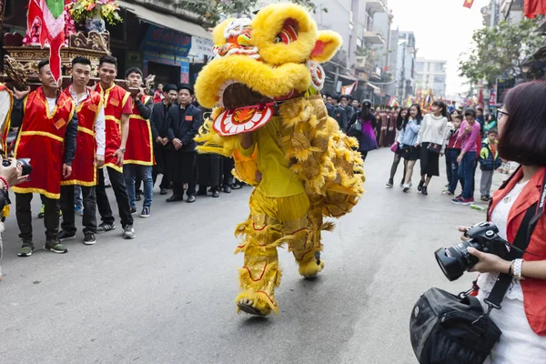 Cada año, en el cuarto día del primer mes lunar, el pueblo de Dong Ky celebra un festival de petardos el 30 de enero de 2017. — Foto de Stock