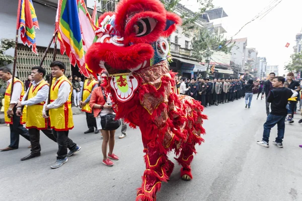 Cada año, en el cuarto día del primer mes lunar, el pueblo de Dong Ky celebra un festival de petardos el 30 de enero de 2017. — Foto de Stock