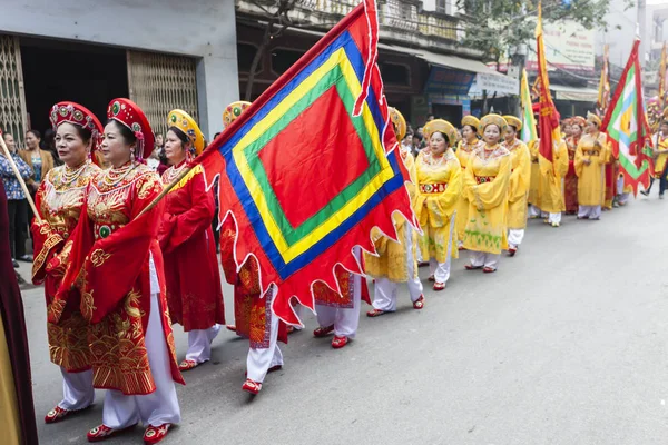 Cada año, en el cuarto día del primer mes lunar, el pueblo de Dong Ky celebra un festival de petardos el 30 de enero de 2017. — Foto de Stock