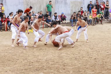 Bazı gençler Hanoi, Vietnam ahşap top festival delilik yeni yıl ile oynamak