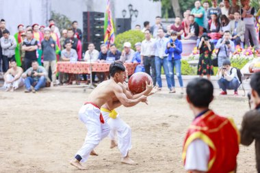 Bazı gençler Hanoi, Vietnam ahşap top festival delilik yeni yıl ile oynamak