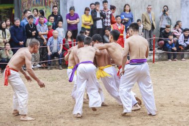 Bazı gençler Hanoi, Vietnam ahşap top festival delilik yeni yıl ile oynamak