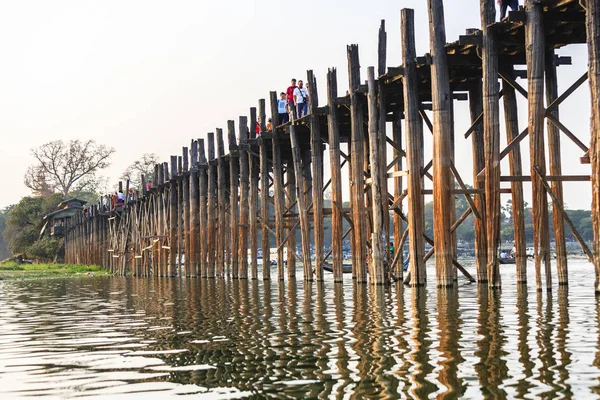 Gli abitanti del villaggio camminano sul ponte U-Bein — Foto Stock