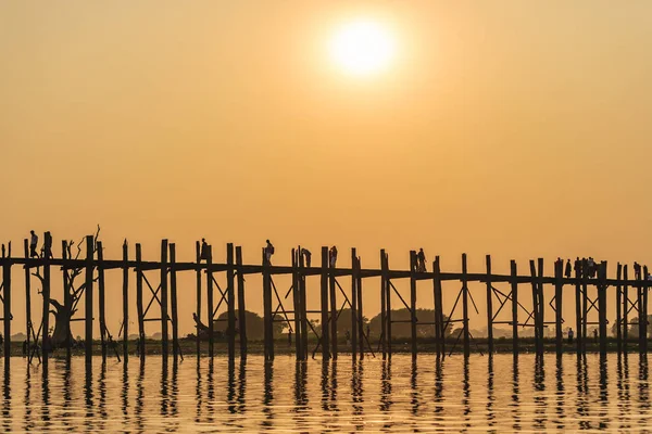 Günbatımı u olmak köprüsünde