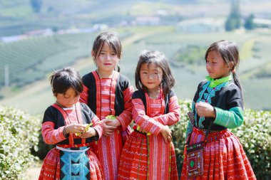 Kimliği belirsiz Hmong etnik azınlık çocuklar