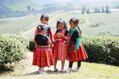 Kimliği belirsiz Hmong etnik azınlık çocuklar