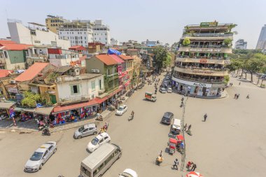Şehir merkezinde trafik araba ve insanlar. Tipik kafeler ve restoranlar