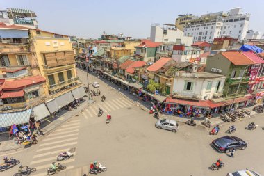 Şehir merkezinde trafik araba ve insanlar. Tipik kafeler ve restoranlar